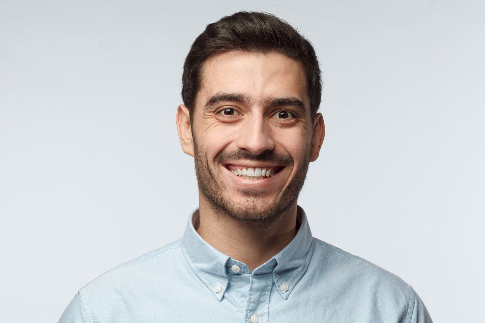Colour backdrop headshot example. A portable studio backdrop set up on site. Clean, consistent and ideal for teams.